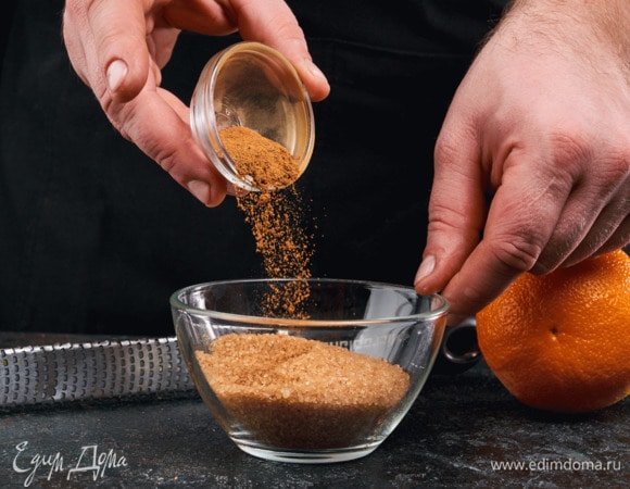 Пока тесто расстаивается, смешайте сахар с корицей и цедрой апельсина для начинки.