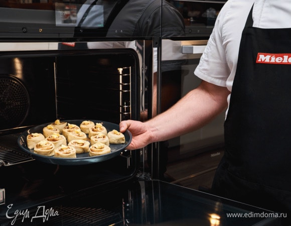 Скатайте тесто в рулет и разрежьте его на кусочки шириной 1 см. Выложите булочки на универсальный противень. Поместите синнабоны в духовой шкаф Miele H 7860 BP и выпекайте в режиме «Конвекция с паром» с 2 автоматическими паровыми ударами при температуре 185°С в течение 20 минут.