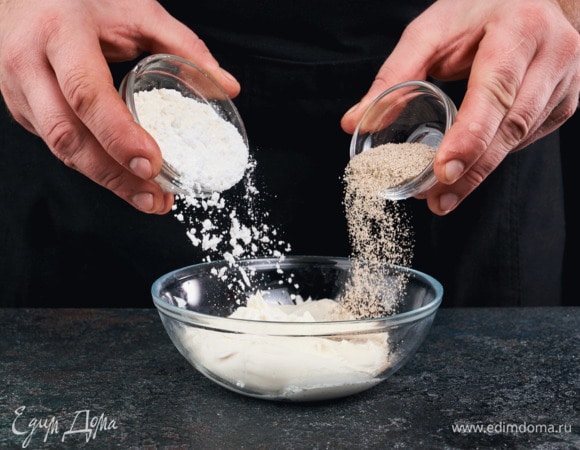 Для приготовления глазури смешайте сахарную пудру, ванильный сахар и сливочный сыр.