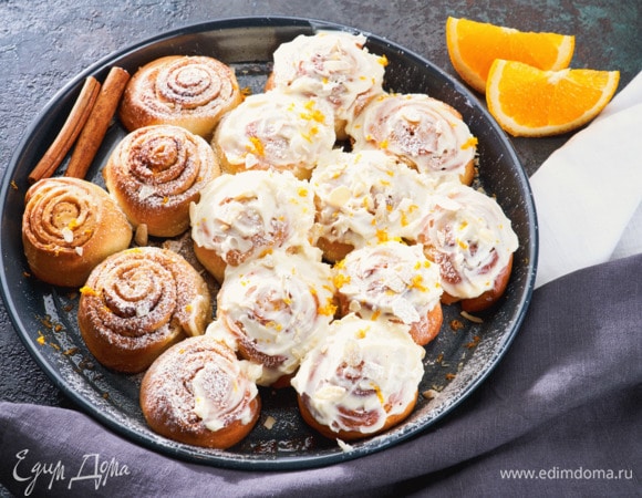 Готовые булочки сразу смажьте глазурью. Украсьте цедрой апельсина.