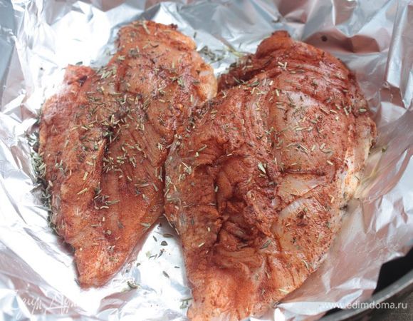 Обсушенное филе обильно смажьте оливковым маслом и щедро натрите специями. Мне нравится сочетание паприки с ароматными травами. Иногда я беру смесь из прованских трав, иногда просто тимьян или розмарин. Берите те приправы, которые любите. Вкусно получается еще, например, с хмели-сунели и с карри.