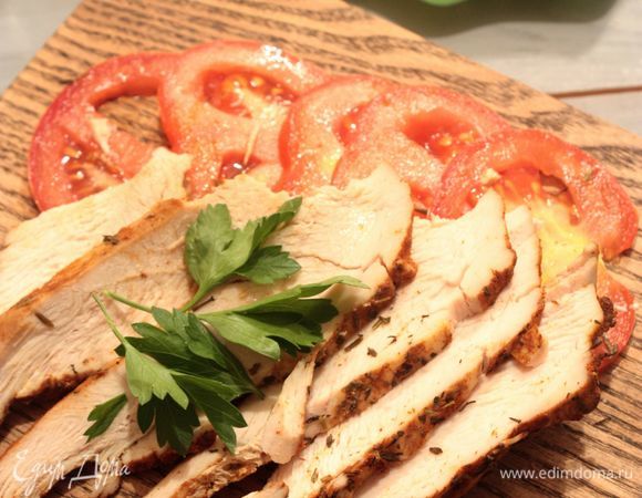 Пастрами получается очень нежным и сочным. Нарезайте его ломтиками и используйте для приготовления сэндвичей-ссобоек или добавляйте к нему овощи и крупы (булгур, кускус, рис, гречку) для перекуса с собой. Приятного аппетита!