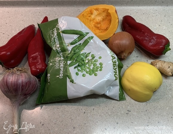 Заранее достаньте зеленый горошек из морозилки, чтобы он оттаял. Подготовьте все остальные ингредиенты.