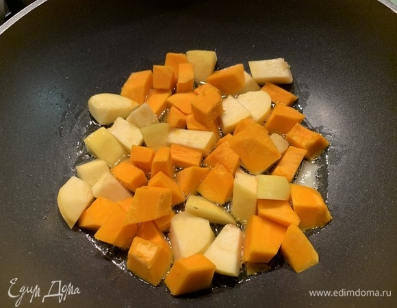 Очистить тыкву и айву, нарезать их крупными кубиками. В большой широкой сковороде разогрейте 4 ст. л. растительного масла. Обжарить тыкву и айву в течение 3 минут.
