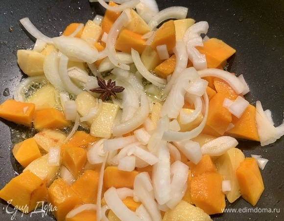 Луковицу нарежьте крупными полукольцами. Мелко нарубить чили, чеснок и имбирь. Отправить все к тыкве с айвой. Положить одну звездочку аниса для придания приятного аромата. Жарим 5 минут и вынимаем бадьян.