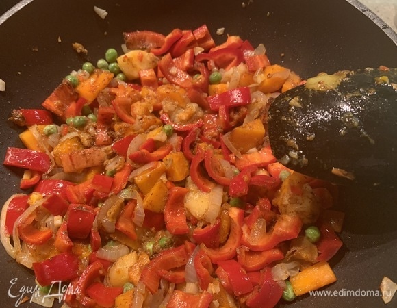 Крупно нарежьте сладкий перец, удалив сердцевину и перегородки. Добавить в сковороду вместе с куркумой, гарам масалой, солью и красной паприкой.