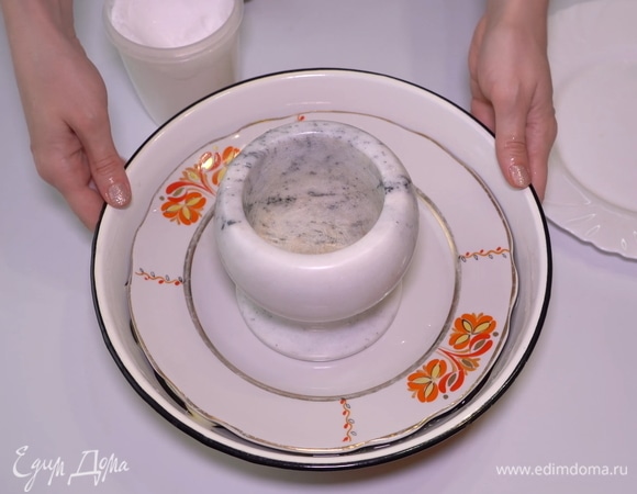 Накрываю миску тарелкой. Сверху можно поставить что-то тяжелое, например ступку или что-то другое, на ваше усмотрение.