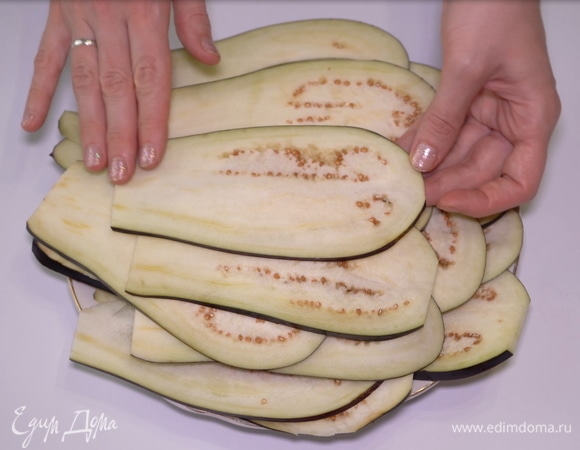 По истечении времени промываю полоски баклажанов водой и вытираю насухо.