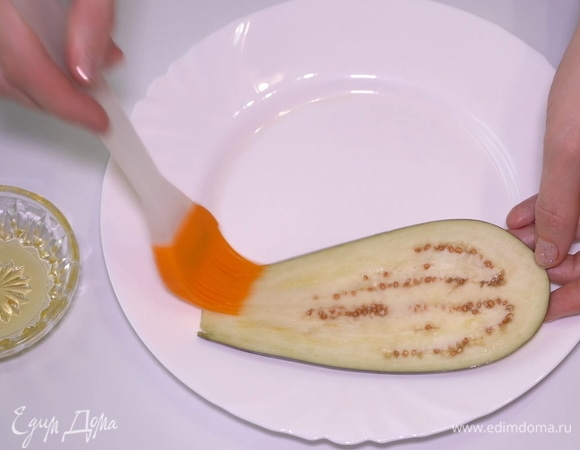 Перед жаркой равномерно смазываю каждую полоску с помощью кисточки по всей длине пластинки.