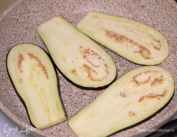 Обжариваю их на сухой, хорошо разогретой сковороде с двух сторон примерно по 3 минуты. 