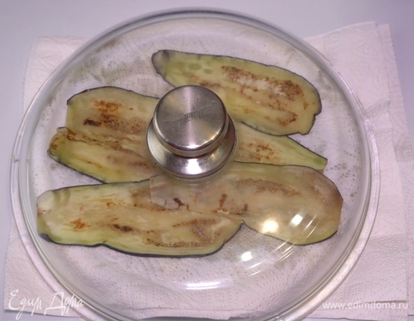 Поджаренные баклажаны лучше остудить под крышкой — тогда они станут мягкими.