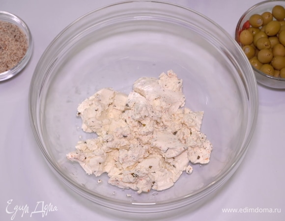 Начинка готовится очень легко. Нам понадобится сливочный сыр классический или с добавками. Мне нравится с добавлением перца, чеснока и специй.