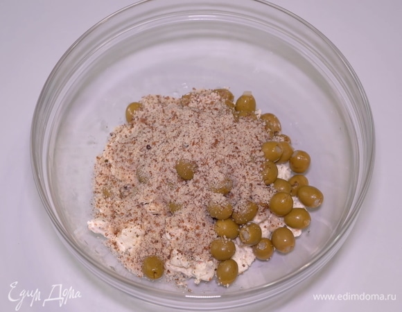 Помимо оливок добавляем 3 столовые ложки миндальной крошки.