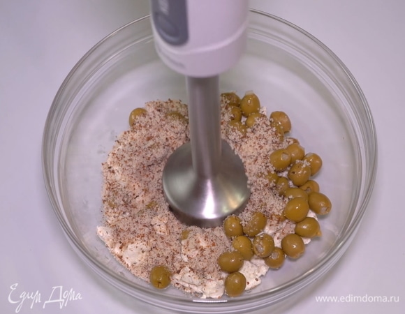 Смешиваем все ингредиенты с помощью блендера.