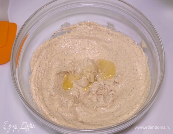 Добавляем пару капель оливкового масла, и начинка готова. Иногда на этом этапе я добавляю чайную ложечку сахара, чтобы сбалансировать вкус начинки. Особенно если попадаются слишком соленые оливки.