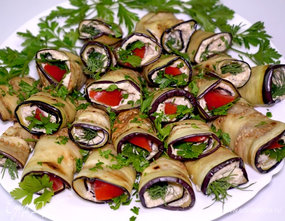 Готовые рулетики можно накрыть пищевой пленкой и дать полежать в холодильнике около часа. Или можно подать их сразу к столу. Получается очень вкусная закуска с необычной начинкой. Готовьте на здоровье!