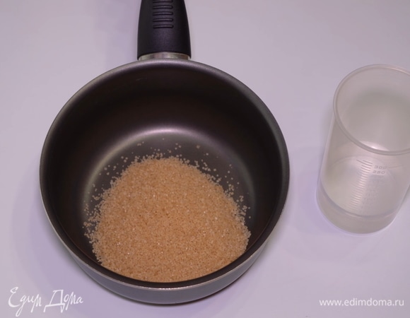 Для начала готовим простейшую карамель. Можете использовать обычный белый сахар или коричневый. На ваше усмотрение. Насыпаем сахар в емкость с антипригарным покрытием.