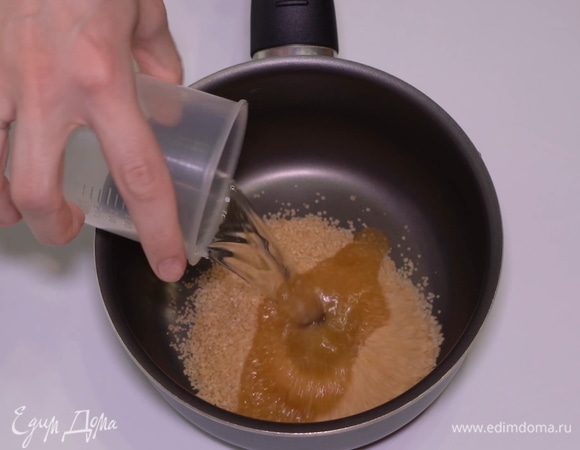 Наливаем воду поверх сахара.