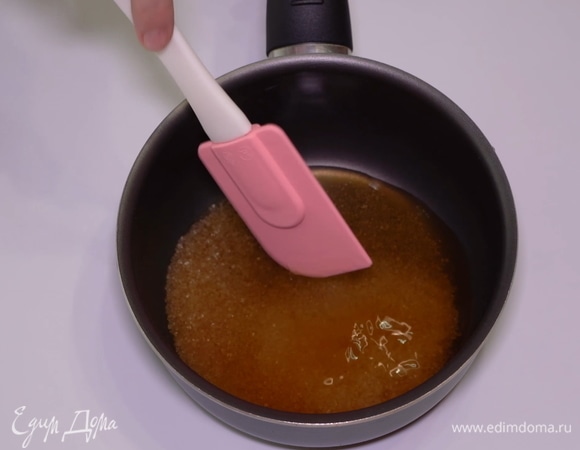 Нагреваем смесь из сахара и воды на медленном огне. Затем доводим сироп до кипения при постоянном помешивании. Как только он начнет темнеть, карамель готова.