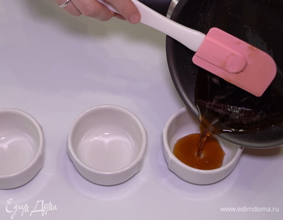 Не ждем, пока сироп остынет, иначе он просто прилипнет к стенкам посуды. Сразу переливаем его в заранее подготовленные формы для выпекания.