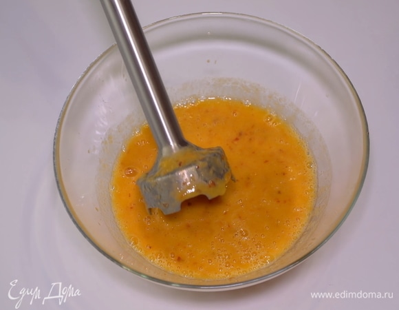 Пюрируем персики блендером. Этот десерт настолько универсальный, что вы можете приготовить его не только из персиков, но также из других фруктов или ягод, на ваше усмотрение.