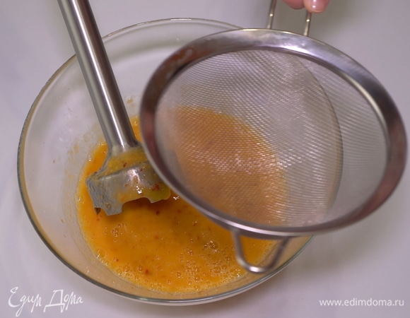 Пропускаем массу из персиков через сито, чтобы удалить все шкурки.