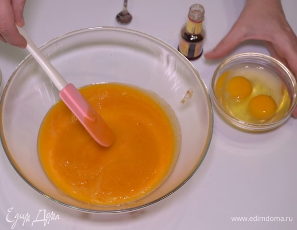 Добавляем 2 яйца. Если вы захотите увеличить количество порций и используете 170 г мякоти любых фруктов или ягод, для этого рецепта вам понадобится 3 яйца. Соответственно: 230 г мякоти — 4 яйца; 295 г мякоти — 5 яиц; 350 г мякоти — 6 яиц.