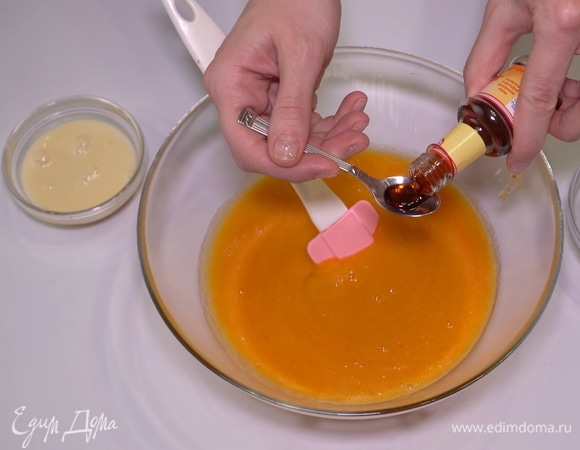 Чтобы у этого десерта был слегка ванильно-фруктовый вкус и аромат, я добавляю чайную ложечку ванильной эссенции.