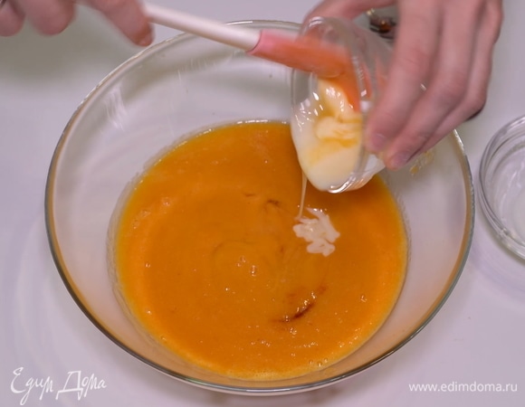 Смешиваем персиковое пюре со сгущенным молоком.