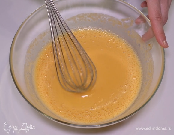 Хорошо все перемешиваем с помощью венчика.