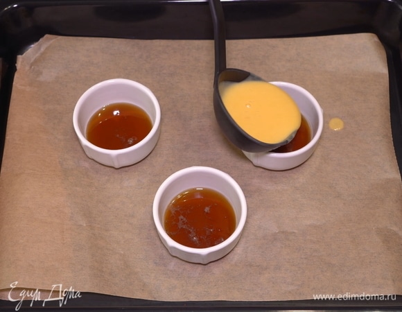 Наливаем получившуюся массу поверх карамели.