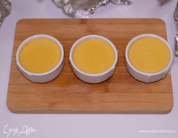 Когда пудинг полностью остынет, можно аккуратно снять фольгу и переложить десерт на тарелку.