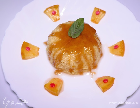 Если карамель покажется вам слишком жидкой, можете приготовить свежую густую карамель и полить готовый пудинг. Можно украсить эту лакомку кусочками персика и листиком мяты. Нежный, легкий и воздушный десерт на все случаи жизни! Приятного аппетита!