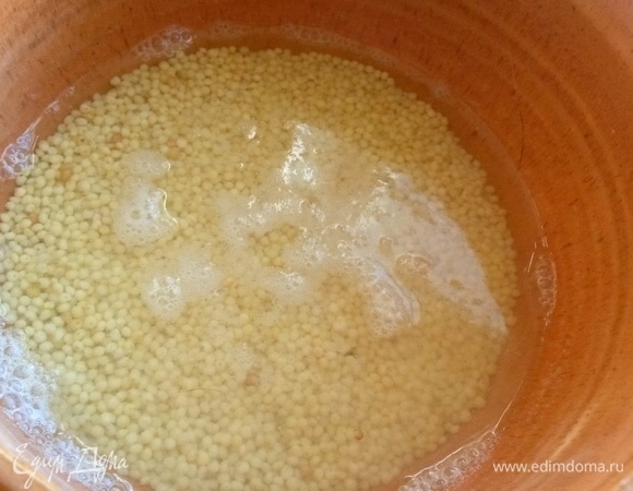 100 г просо промыть несколько раз в проточной воде.