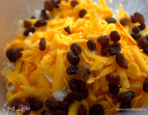 Добавить горсть вместе с изюмом.