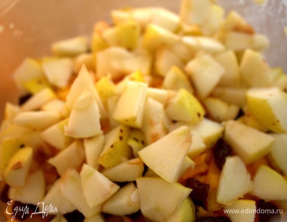 Нарезать яблочки, 2–3 небольших.