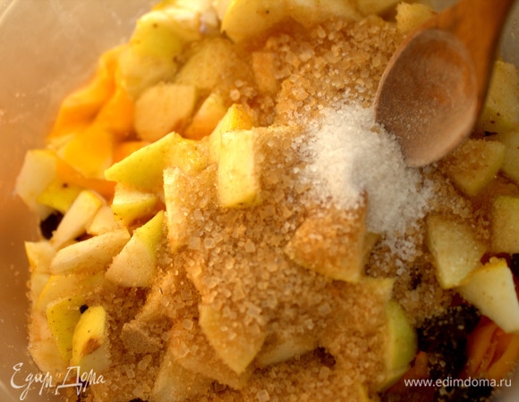 Вбить яйца и посыпать сахаром с ванилью. Ввести сметану.