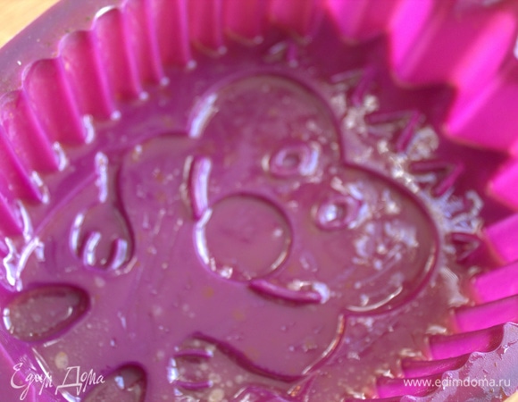 Форму смазать растительным маслом.