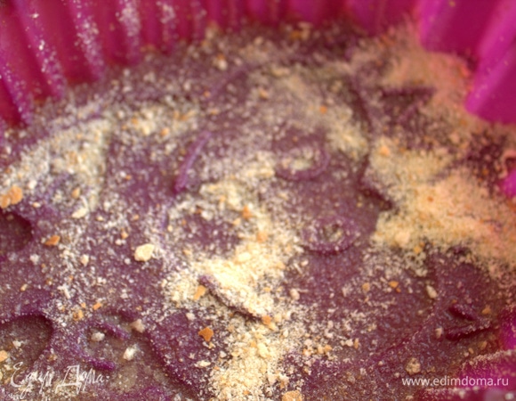 Посыпать сухарями.