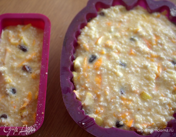 Мне потребовалась дополнительная формочка. Заполняем обе.