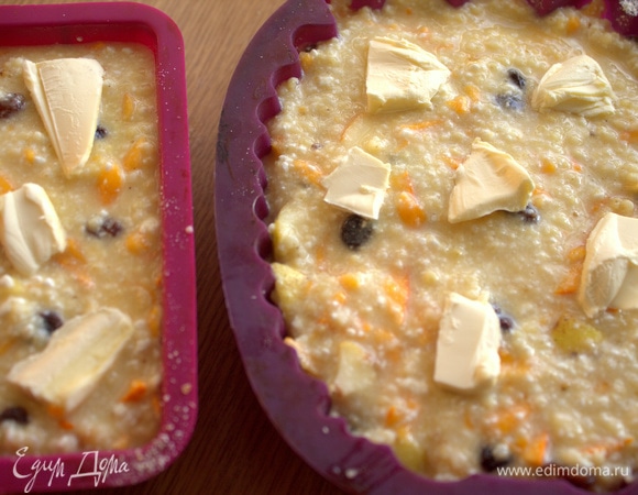 Положить сверху кусочки масла.