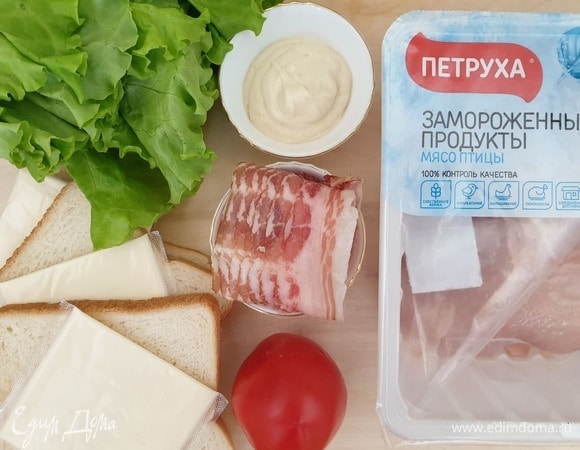 Подготовим ингредиенты для сэндвичей. Куриное филе ТМ «Петруха» разморозим. Майонез смешаем с неострой горчицей.
