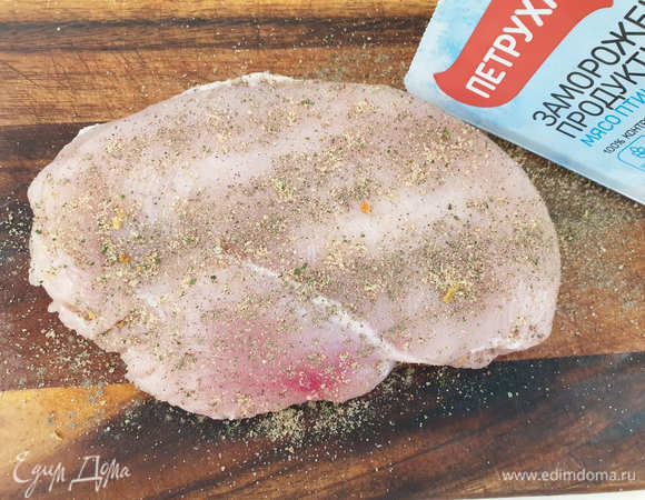 Куриное филе солим и перчим с двух сторон. Можете добавить специи по вкусу.