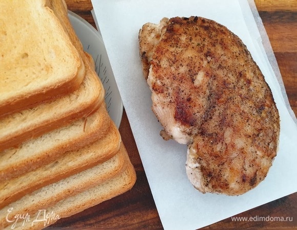 Хлеб для тостов подсушиваем в духовке или тостере. Курицу обжариваем на сковороде гриль по 2 минуты с каждой стороны и доводим до готовности в духовке в течение 8 минут при температуре 180⁰С.