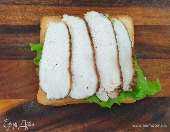 На лист салата укладываем нарезанное куриное филе.