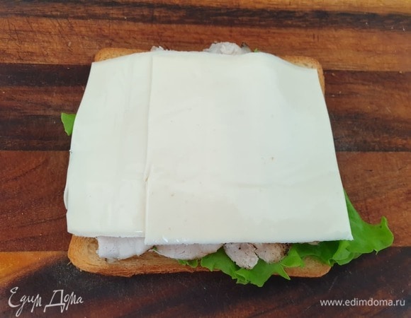 Накрываем курицу пластинками сыра.