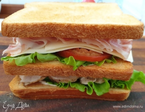 Накрываем тостом, смазанным соусом.