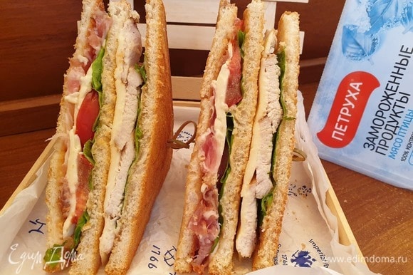 Готовый сэндвич разрезаем на 2 части.