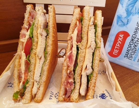 Готовый сэндвич разрезаем на 2 части.