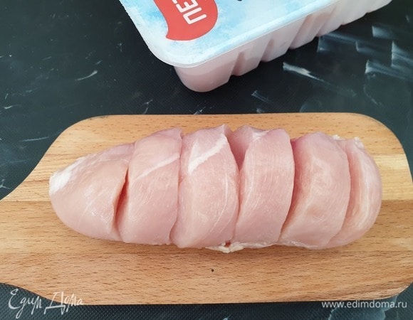 Куриное филе моем и просушиваем. Делаем глубокие надрезы, не разрезая филе до конца.